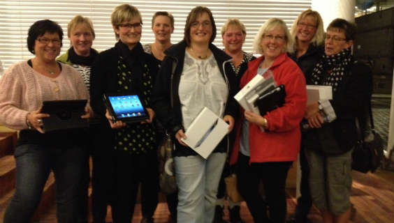 Ni dagplejere fra Struer Kommune står med deres nye iPads